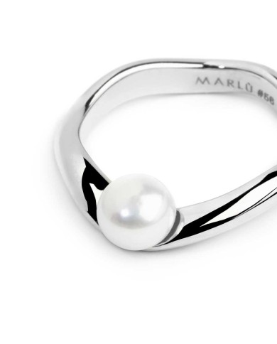 Anello a fascia a forma organica con perla