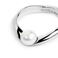 Anello a fascia a forma organica con perla