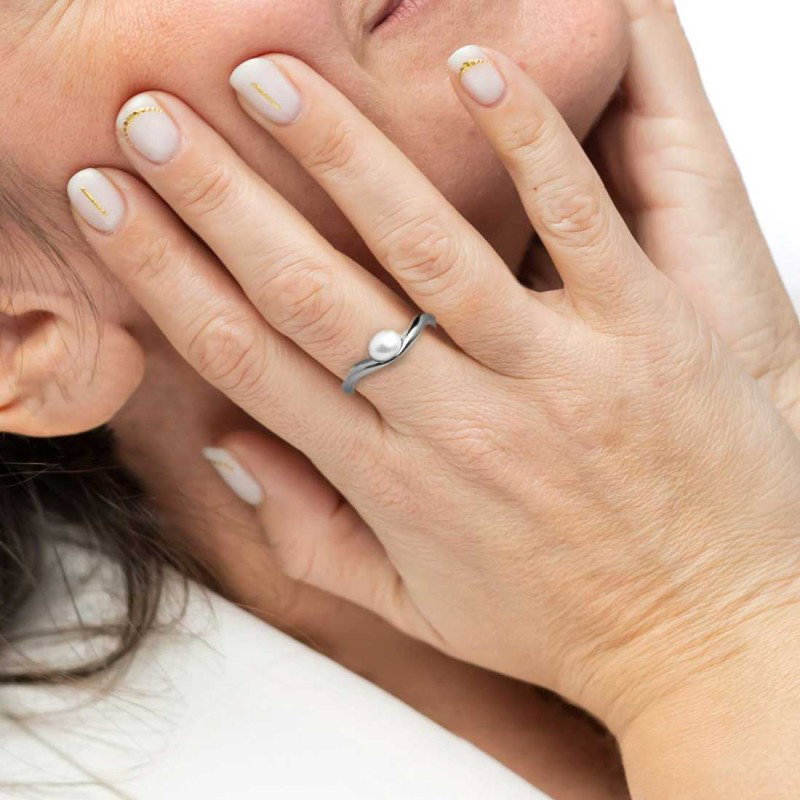 Anello a fascia a forma organica con perla