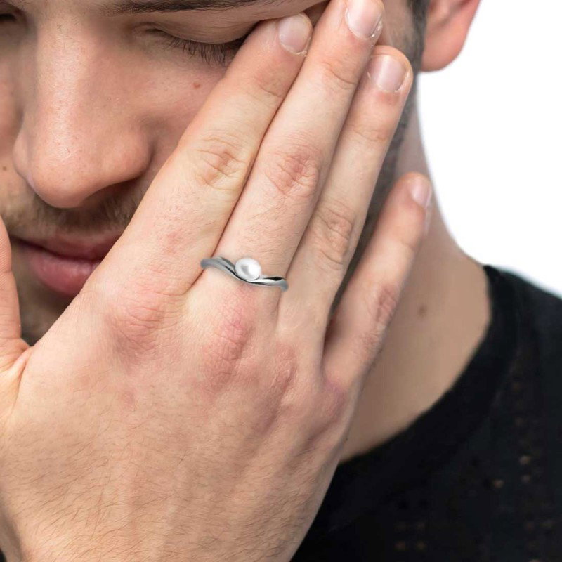 Anello a fascia a forma organica con perla