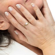 Anello a fascia a forma organica con perla