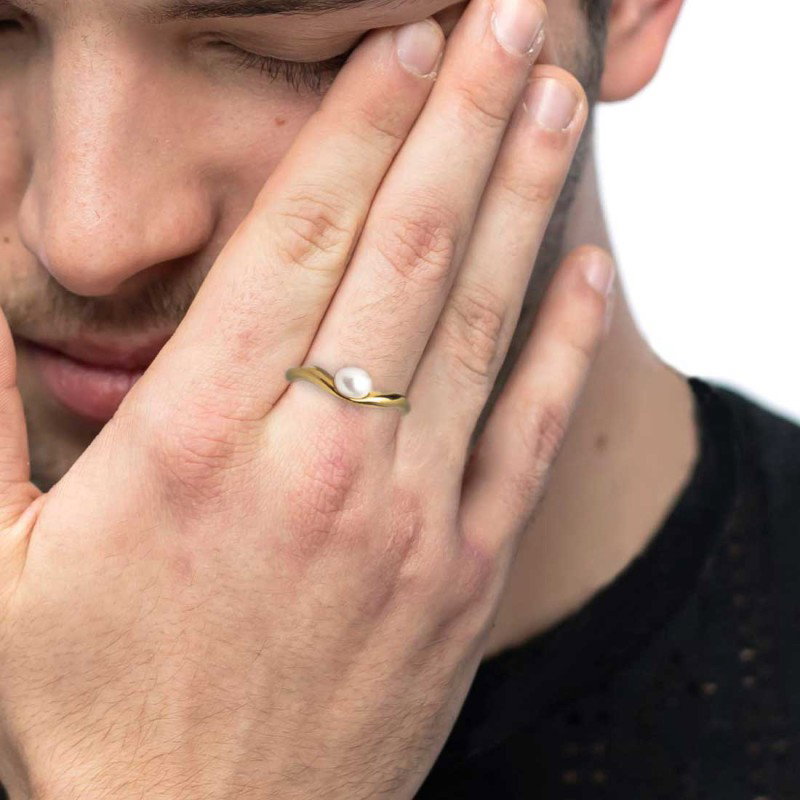 Anello a fascia a forma organica con perla
