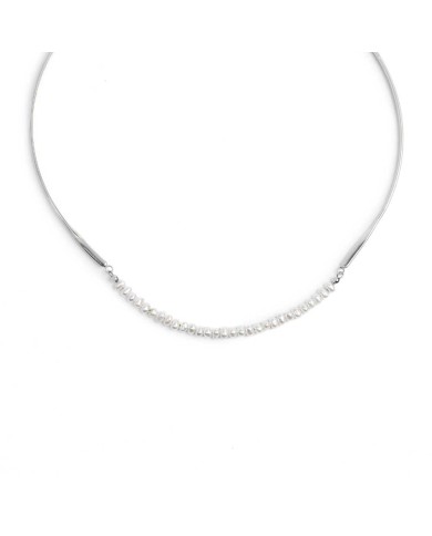 Collana centrale con perle e elementi semi rigidi tubolari twisted