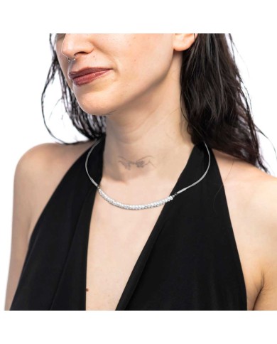Collana centrale con perle e elementi semi rigidi tubolari twisted