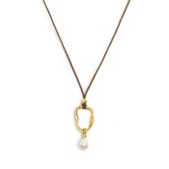 COLLANA LUNGA CON CORDINO MARRONE CON PENDENTE ACC A FORMA ORGANICA CON PERLA