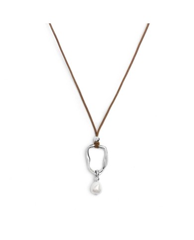 Collana cordino con pendente a forma organica con perla