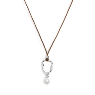 Collana cordino con pendente a forma organica con perla