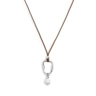 Collana cordino con pendente a forma organica con perla
