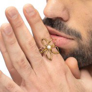 Anello fiore con perla centrale