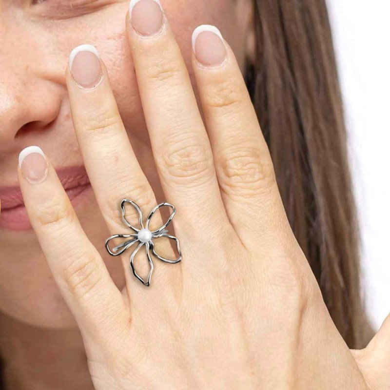 Anello fiore con perla centrale