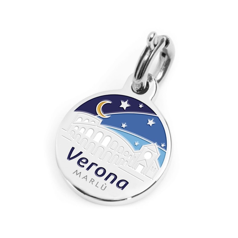 S.STEEL CHARM VERONA S.steel round charm with Verona city's symbols image, 14 mm diameter. On the front side lettering black ena
