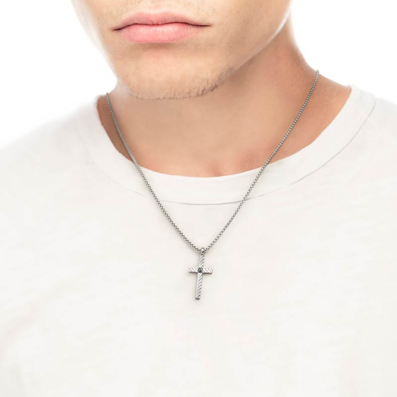 Collana con croce pendente e zircone