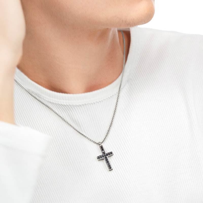 Collana con croce pendente con zirconi